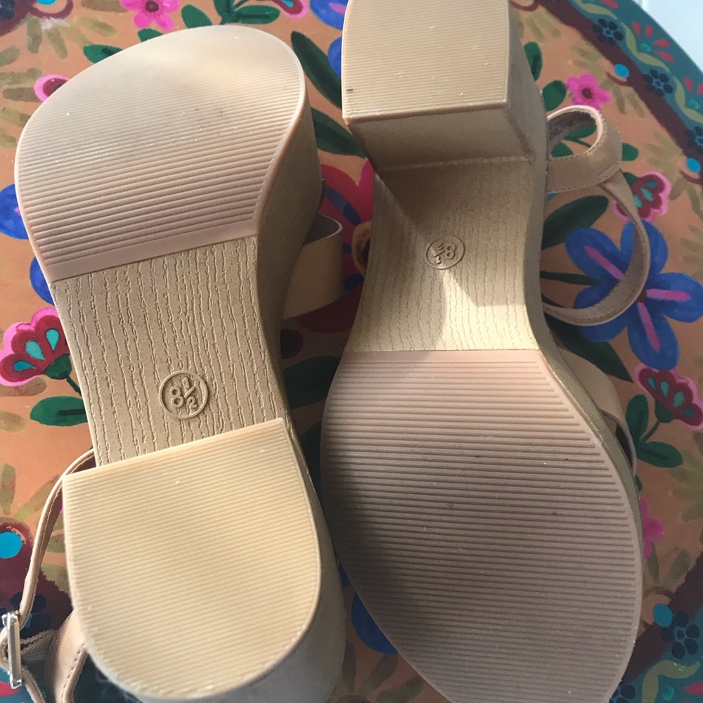 Universal Threads Chunky Heels - Picture 5 of 5